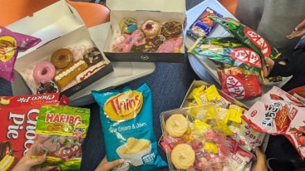 各国のお菓子で打ち上げ